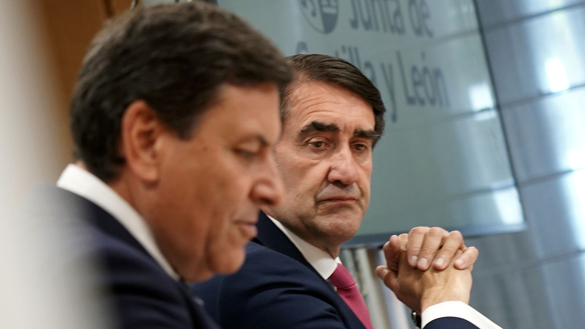 Imagen: Rubén Cacho | ICAL . El consejero de Economía y Hacienda y portavoz, Carlos Fernández Carriedo, y el de Medio Ambiente, Vivienda y Ordenación del Territorio, Juan Carlos Suárez-Quiñones, comparecen en rueda de prensa posterior al Consejo de Gobierno.