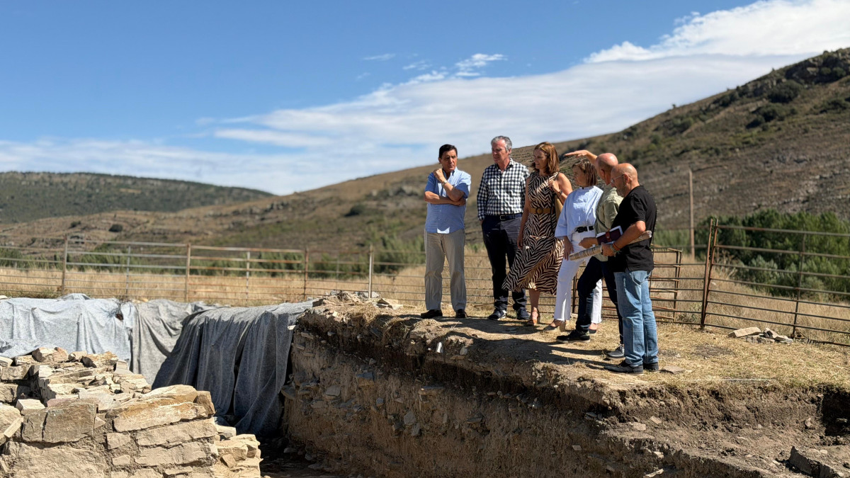 Imagen: La Diputada de Turismo, Elia Jiménez, ha visitado esta mañana el yacimiento arqueológico de Los Casares, en San Pedro Manrique, para conocer de primera mano las recientes actuaciones de mejora financiadas por la institución provincial.