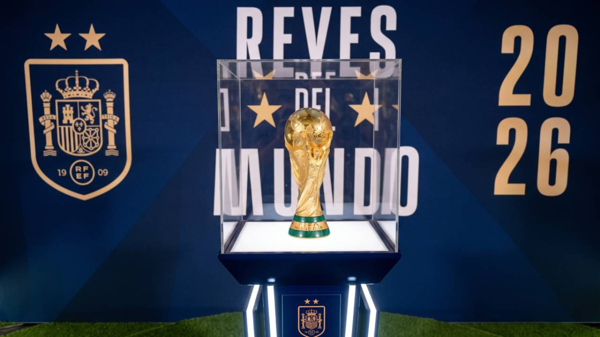 Imagen: Trofeo oficial de la Copa del Mundo de fútbol expuesto en el Salón de Recepciones del Ayuntamiento.