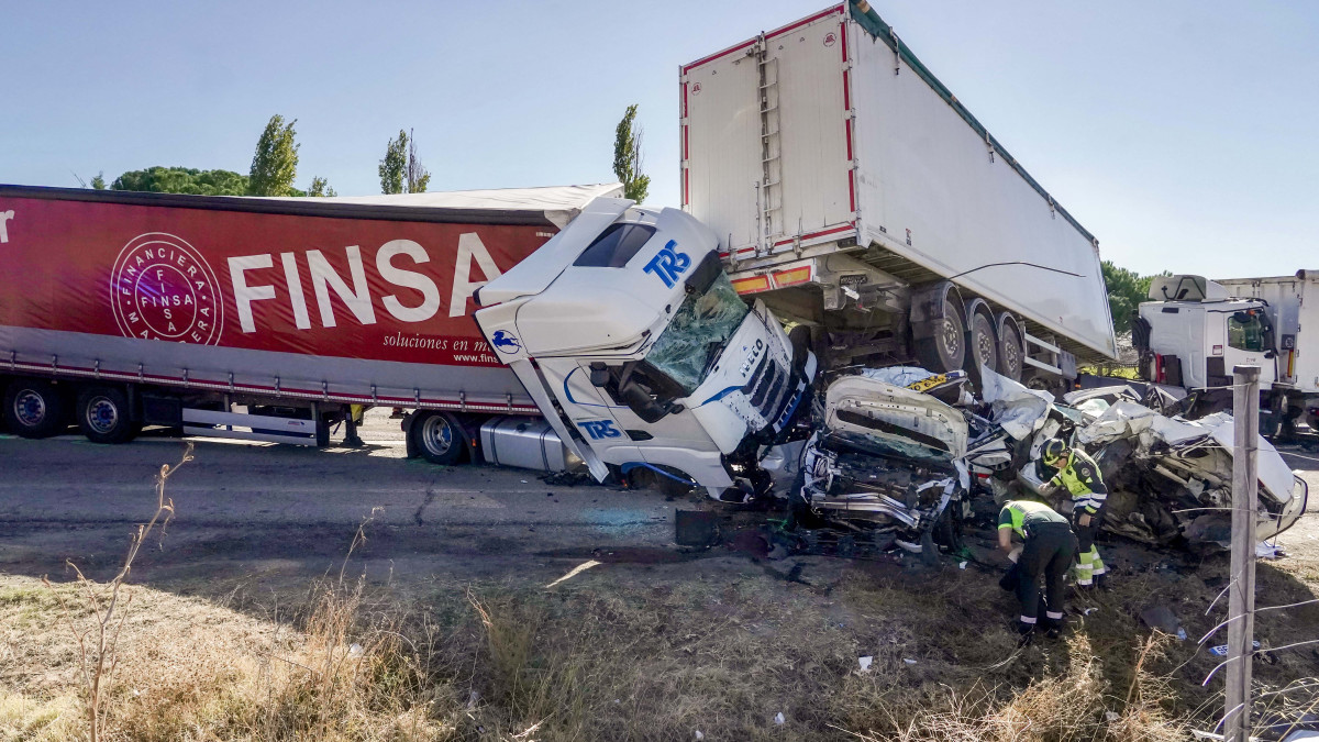 Imagen: ICAL. Accidente de tráfico en la A-62, a la altura de Tordesillas (Valladolid).