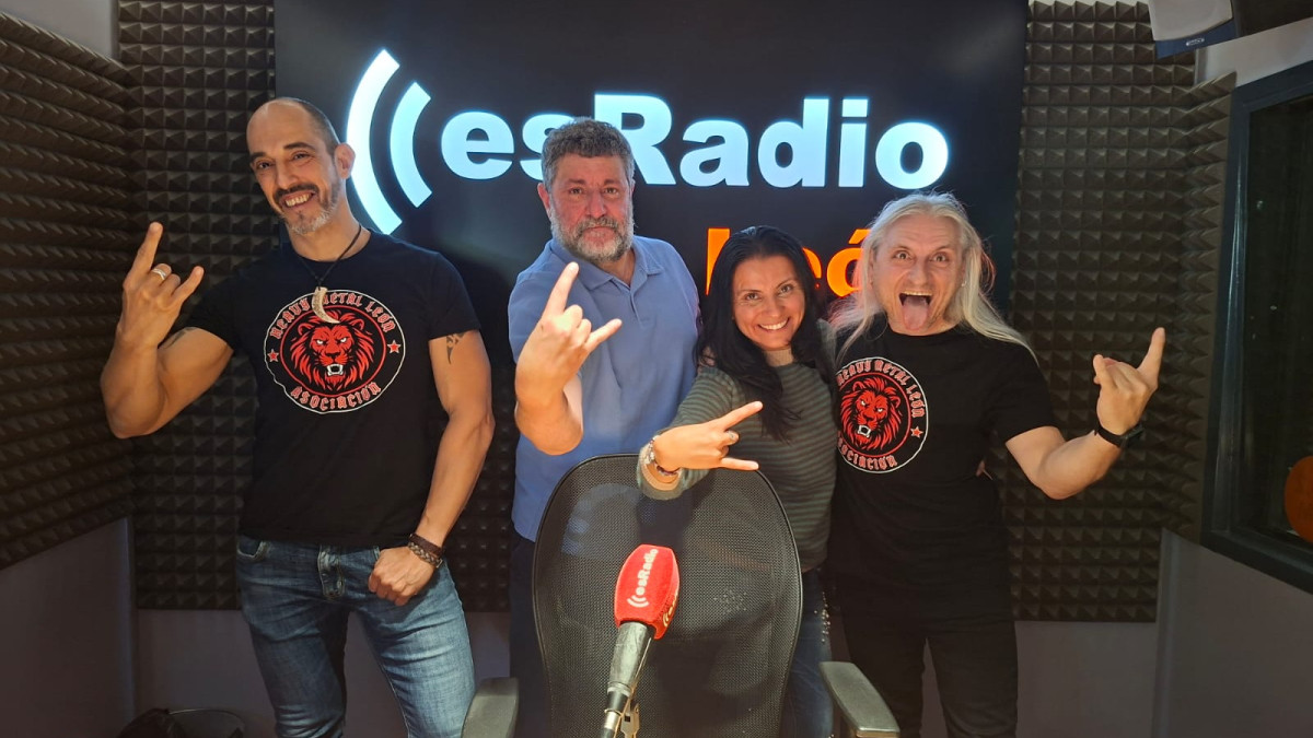 Imagen: Bachy y Chema de la Asociación Heavy Metal León en el programa Manos Arriba