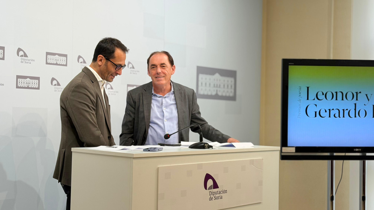 Imagen: Enrique Rubio, diputado de cultura, junto al presidente de la Diputación, Benito Serrano, en el momento de dar a conocer el  fallo del jurado. 