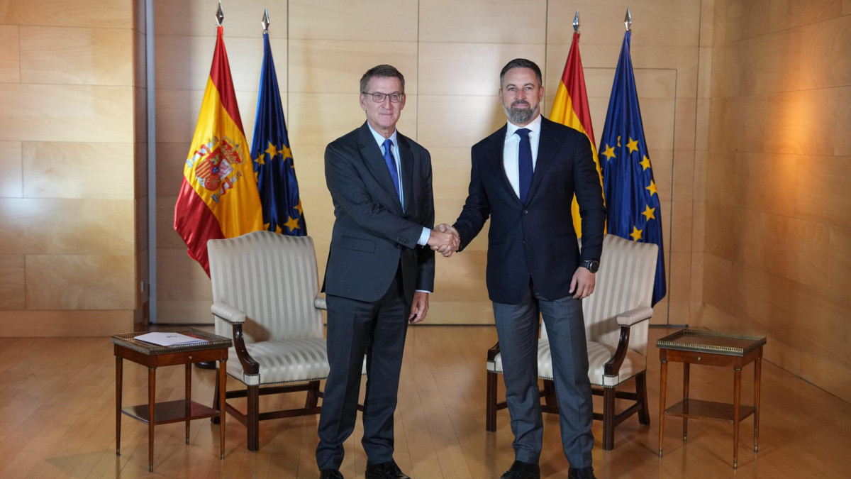 Imagen: Foto de archivo PP | Apretón de manos entre los líderes de Partido Popular y VOX, Alberto Núñez Feijóo y Santiago Abascal