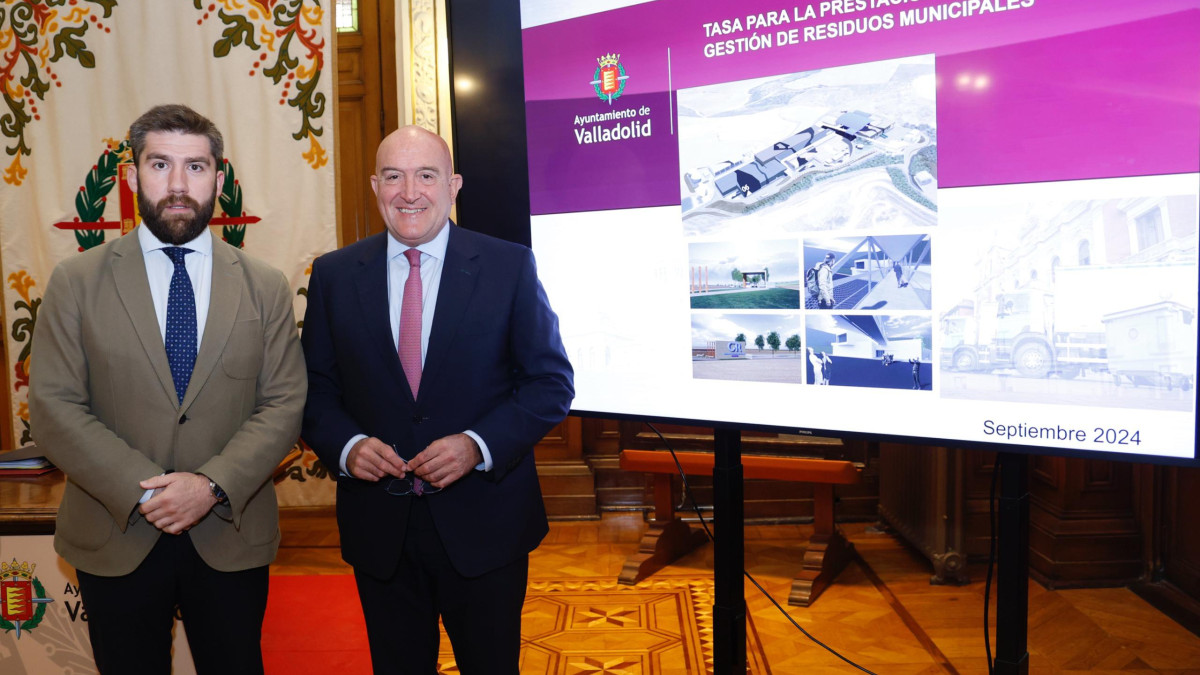 Imagen: Ayuntamiento de Valladolid. El concejal de Hacienda, Francisco Blanco, y el alcalde, Jesús Julio Carnero, presentan la nueva tasas de basuras en Valladolid.