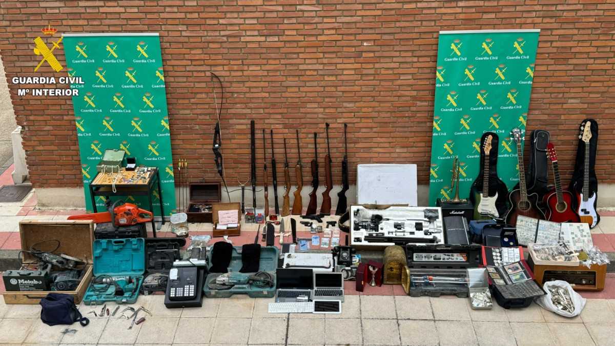 Imagen: Muestra de enseres requisados de la Guardia Civil durante el operativo que ha llevado a la detención de cuatro miembros de una banda en León.