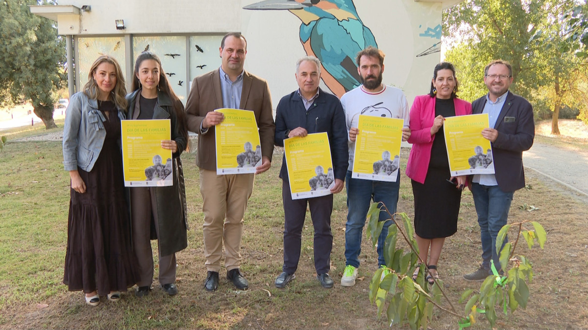 Imagen: Responsables de las asociaciones participantes posan con el cartel de la jornada.