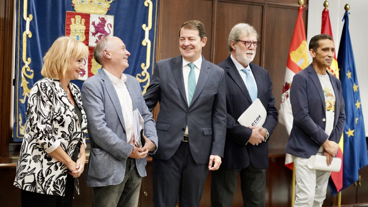 Imagen: ICAL. El presidente de la Junta, Alfonso Fernández Mañueco, con la consejera de Empleo, Leticia García, el representante de CCOO CyL, Vicente Andrés, su homólogo en UGT, Faustino Temprano, y el presidente de CEOE CyL, Santiago Aparicio.