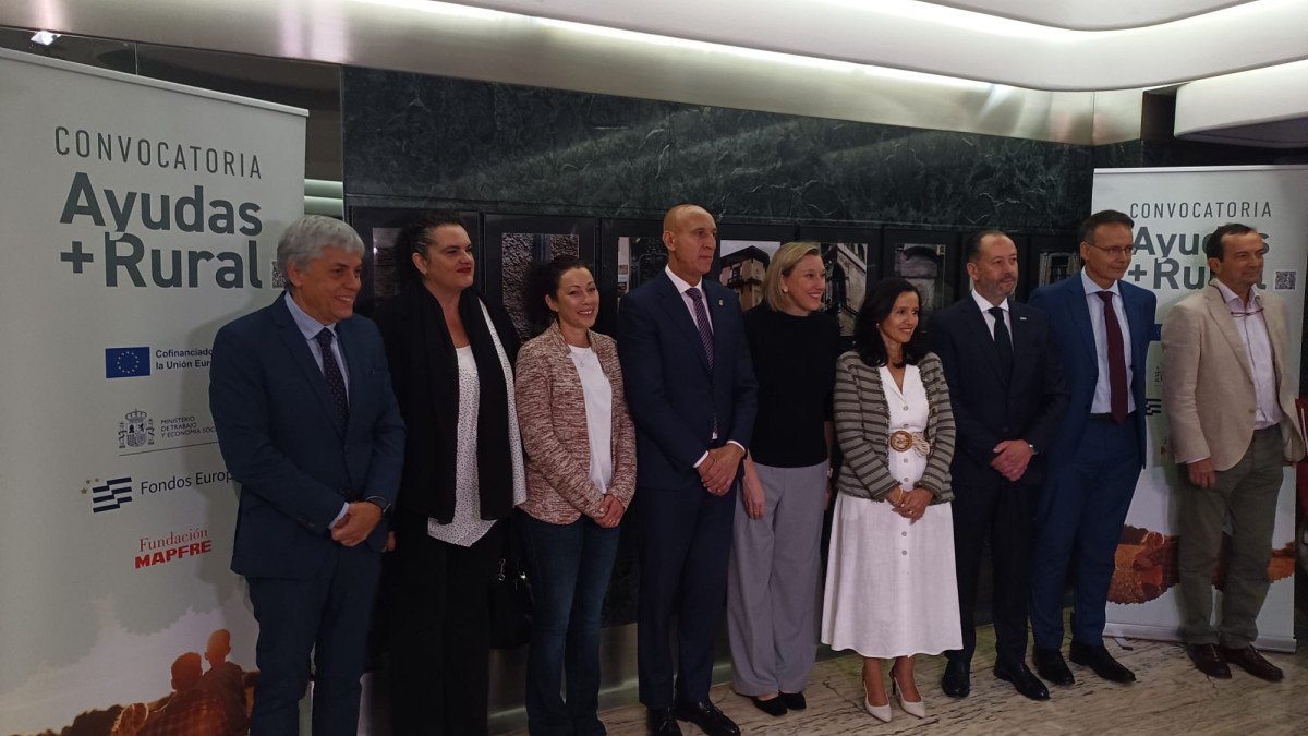 Imagen: Participantes en la jornada, entre ellos, la vicepresidenta de la Junta, el alcalde de León, la directora de Fondos sociales de la Fundación Mapfre o la diputada provincial de Derechos sociales 