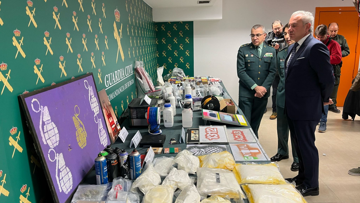 Imagen: Fuerzas de seguridad y dirigentes polóticos inspeccionan un el material intervenido.