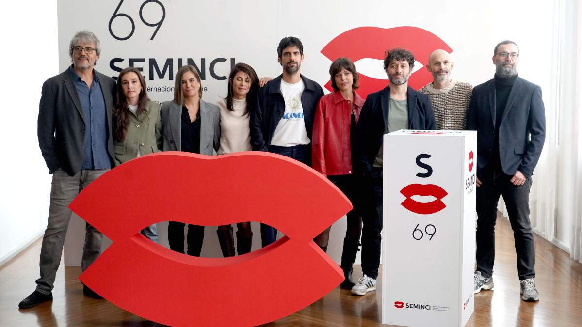 Imagen: ICAL . Rodrigo Sorogoyen presenta ‘Los años nuevos’ en Seminci. En la imagen junto a la actriz Iria del Río y el actor Francesco Carril.