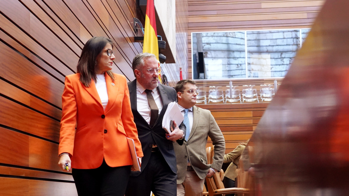 Imagen: ICAL | Miriam Chacón. Las Cortes acuerdan por asentimiento suspender la sesión ante los efectos de la DANA. En la imagen el presidente de las Cortes Carlos Pollán junto a la vicerpresidenta segunda Ana Sánchez