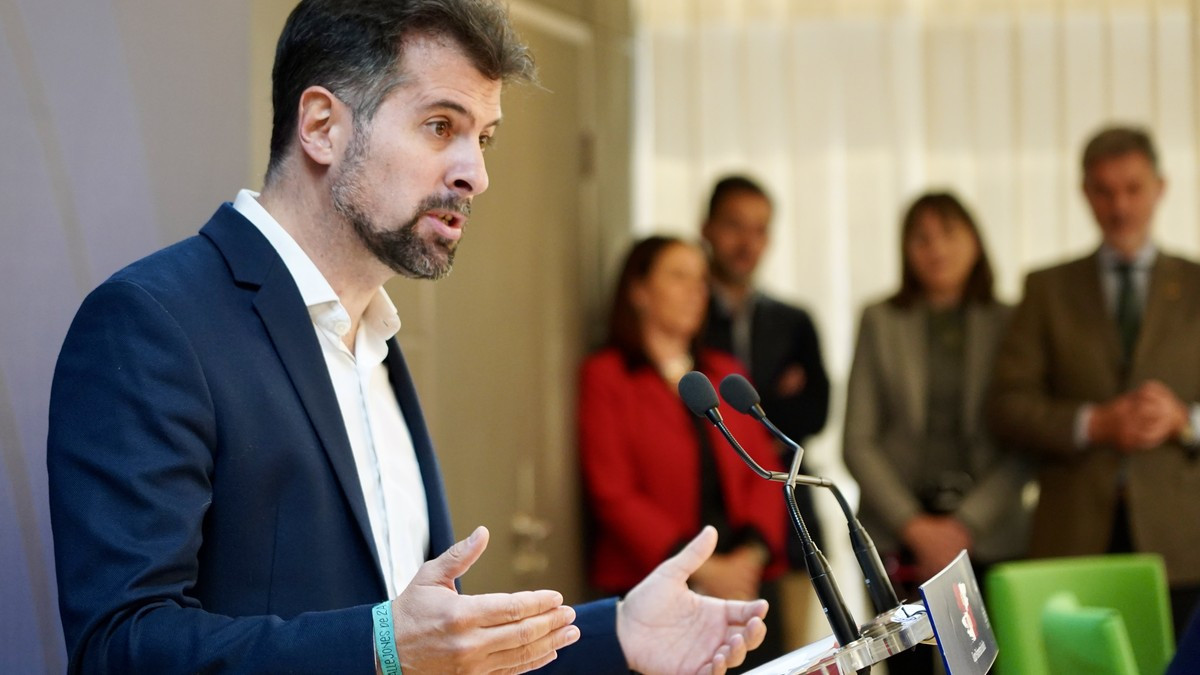 Imagen: ICAL | Leticia Pérez - El secretario general del PSOE de Castilla y León y portavoz en las Cortes, Luis Tudanca, comparece ante la prensa tras la reunión celebrada en la Consejería de Economía y Hacienda con el consejero y portavoz de la Junta, Carlos Fernández Carriedo.