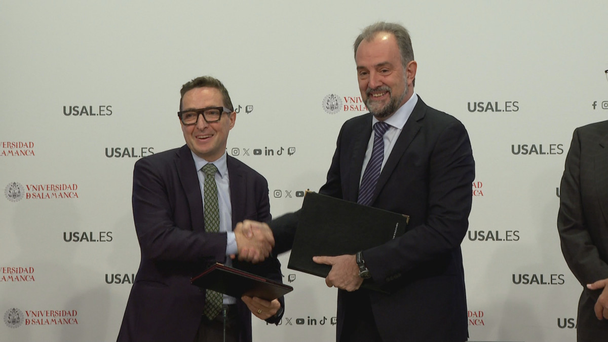 Imagen: El Rector de la USAL, Juan Manuel Corchado y el Director General de Mirat, José Ignacio García en la firma del convenio.