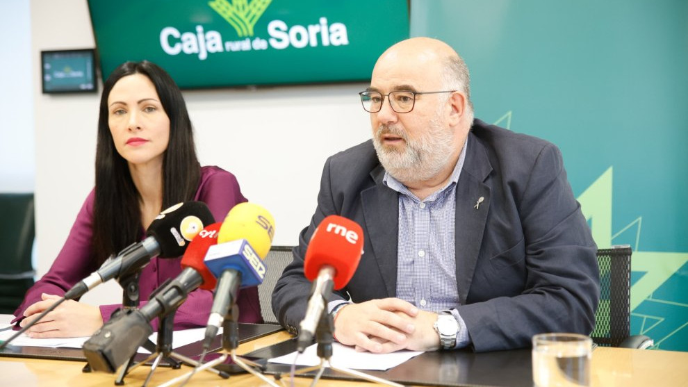 Imagen: Soledad Soriano, de Caja Rural, y Luis Martínez, presidente de la prensa deportiva soriana, en la presentación de la Gala del Deporte 2024.