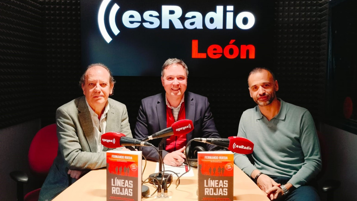 Imagen: Fernando Rueda, Autor del 'Líneas Rojas' (Izda.) y Pedro Lechucha, Decano del Colegio de Periodistas de CyL (Dcha.) durante la entrevista en 'Es la Mañana de León' con Arturo Martínez (centro)
