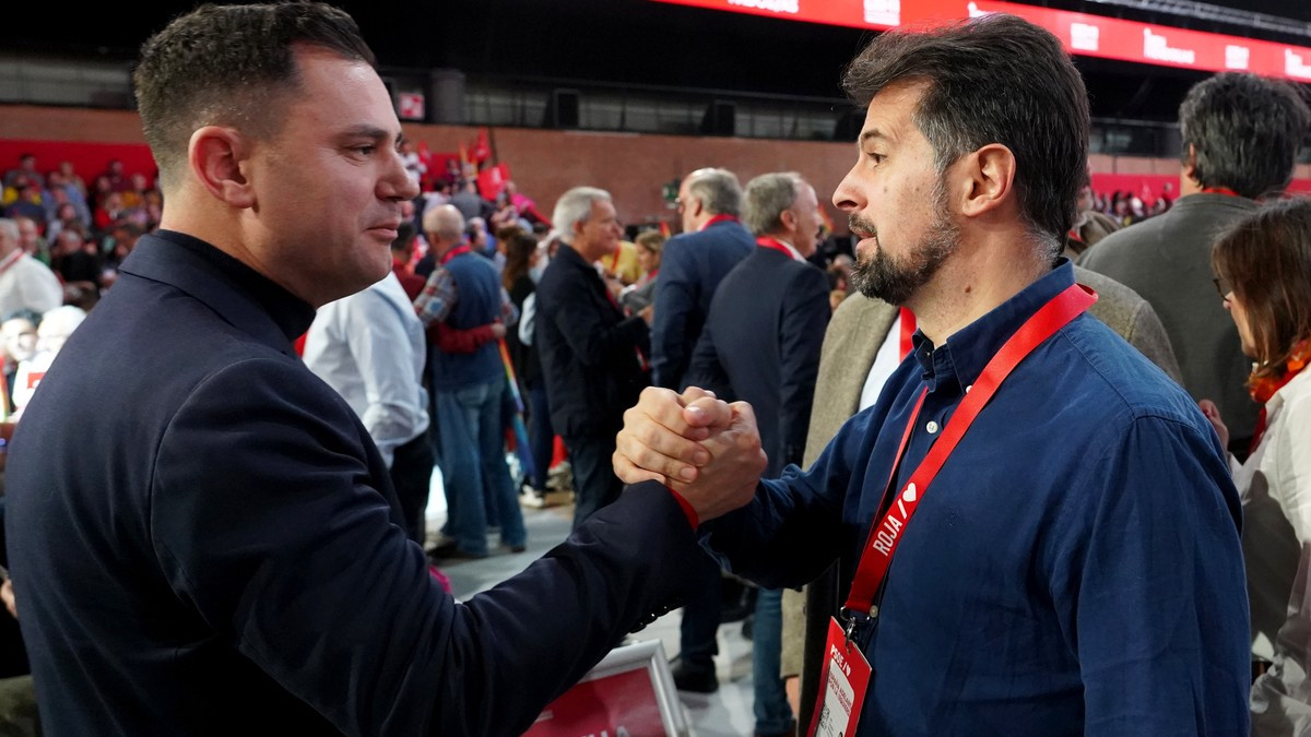 Imagen: Miriam Chacón / ICAL. El secretario regional socialista Luis Tudanca saluda al secretario provincial de León Javier Cendón en la Clausura del 41 Congreso Federal del PSOE