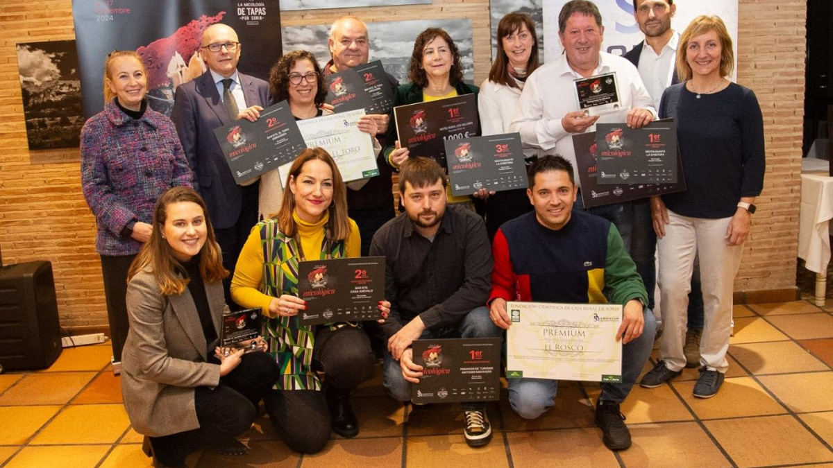 Imagen: Foto de familia con todos los premiados en el concurso de la tapa micológica. 