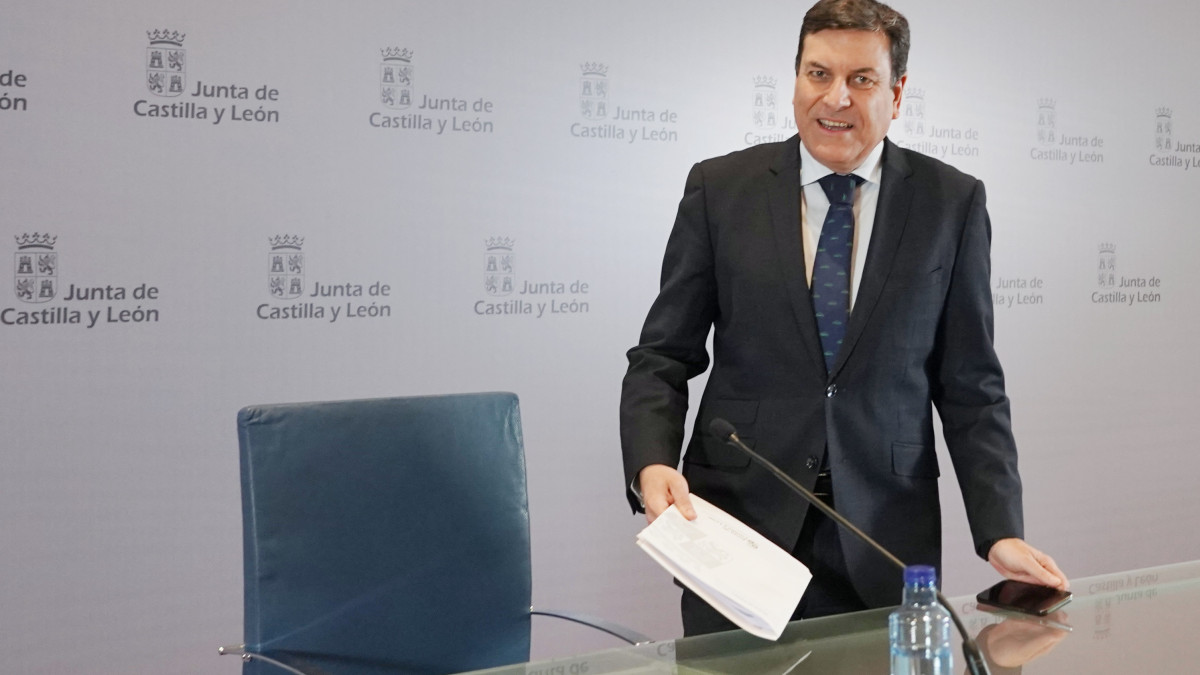 Imagen: Rubén Cacho / ICAL. El consejero de Economía y Hacienda, Carlos Fernández Carriedo, comparece en rueda de prensa posterior al Consejo de Gobierno.