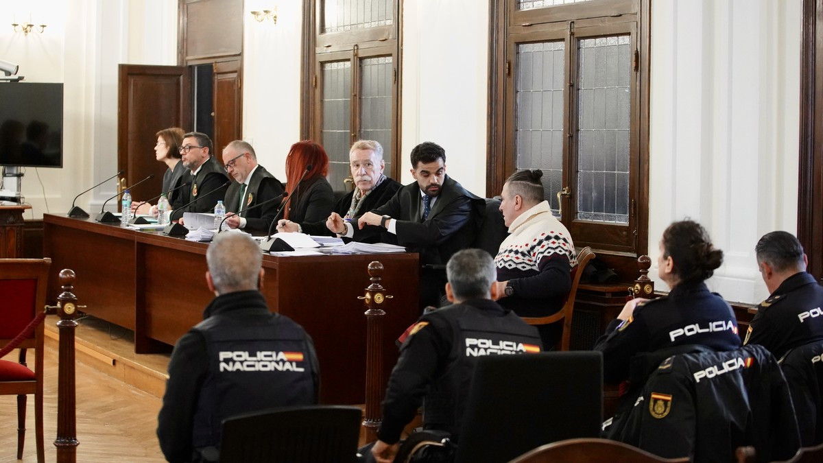 Imagen: Campillo / ICAL . Primera sesión del juicio contra el hombre y la mujer acusados de asesinar a una prostituta en una vivienda de Cembranos en el año 2021