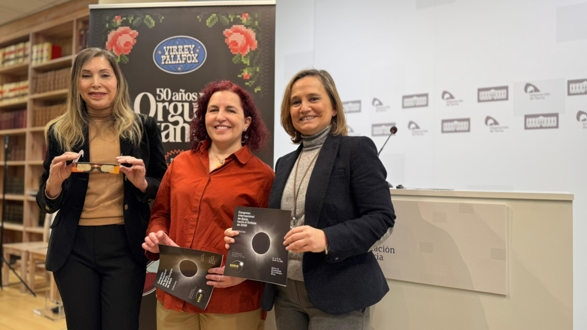 Imagen: Raquel Molinero, directora del Congreso Internacional “Hacia el Eclipse 2026” (CISE2026), Beatriz Martínez directora del Hotel Virrey Palafox, y Elia Jiménez, diputada de turismo, en la presentación de la oferta de Soria. 