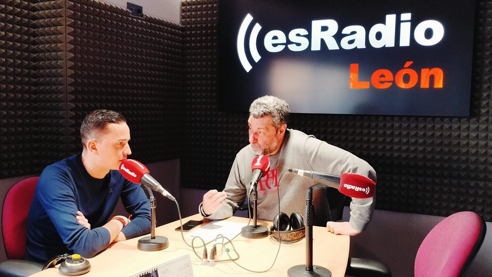 Imagen: Manos Arriba / El doctor Eduardo Hortelano durante la entrevista en el programa de EsRadio León Manos Arriba 