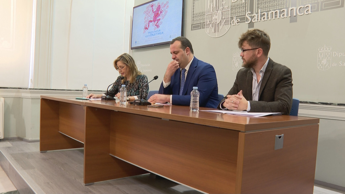 Imagen: El Diputado de Cultura David Mingo, la vicerrectora de la USAL Berta Gutiérrez y el director del Programa de la Universidad de la Experiencia, Javier Rubio