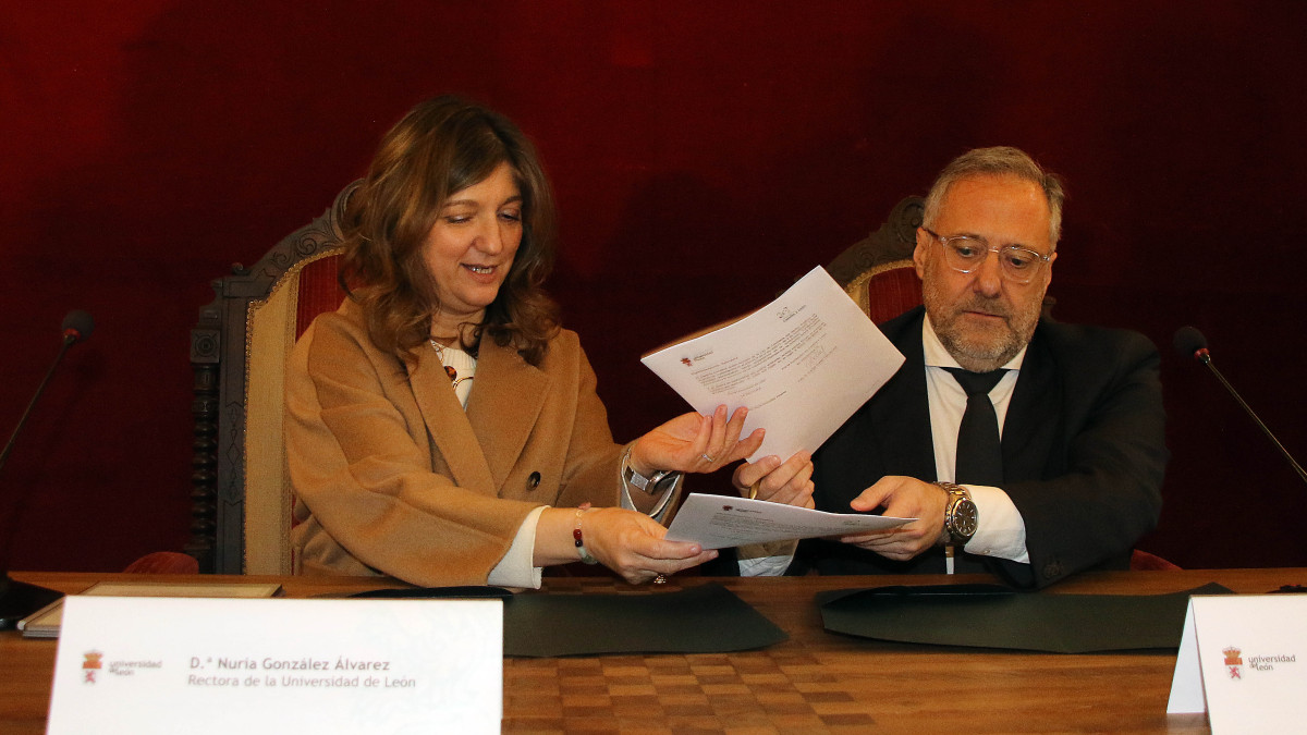 Imagen: ICAL / El presidente de la Fundación Castilla y León y de las Cortes Autonómicas, Carlos Pollán, y la rectora de la Universidad leonesa, Nuria González