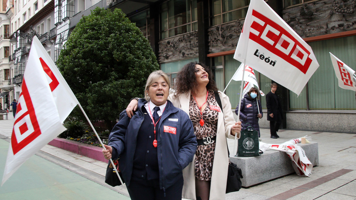 Imagen: Los sindicatos convocan una concentración frente a la sede consistorial de Ordoño II con motivo de la huelga de transporte urbano/ Peio García 