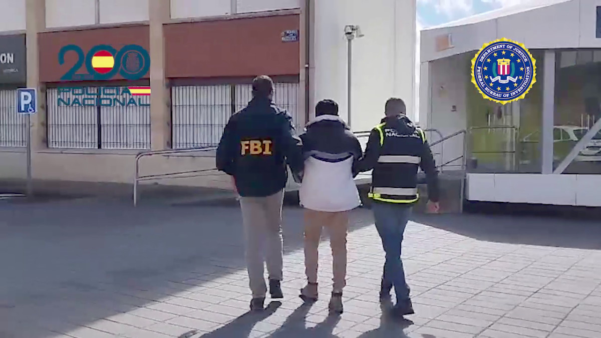 Imagen: Agentes de la Policía Nacional y un miembro del FBI, en la operación de detención del fugitivo estadounidense en Astorga.