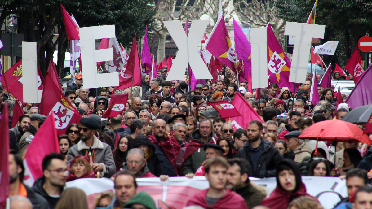 Imagen: Peio García / ICAL . Miles de leoneses se manifiestan por el futuro de León y por la autonomía leonesa