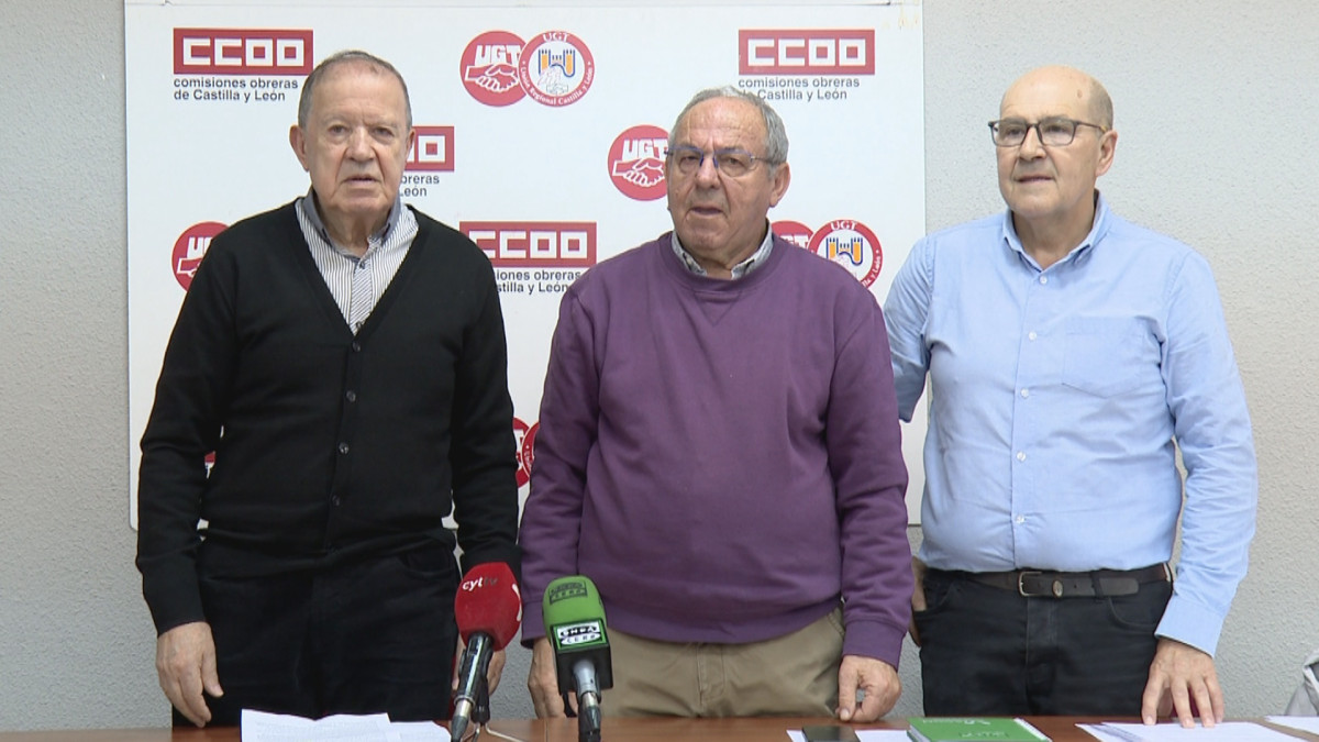 Imagen: Representantes de la Federación de Pensionistas y Jubilados de UGT y CCOO en Salamanca.