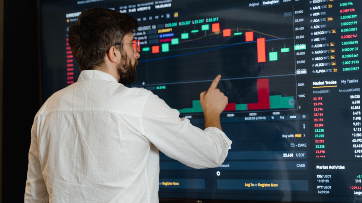 Imagen: Canva. Imagen de archivo analizando los mercado globales