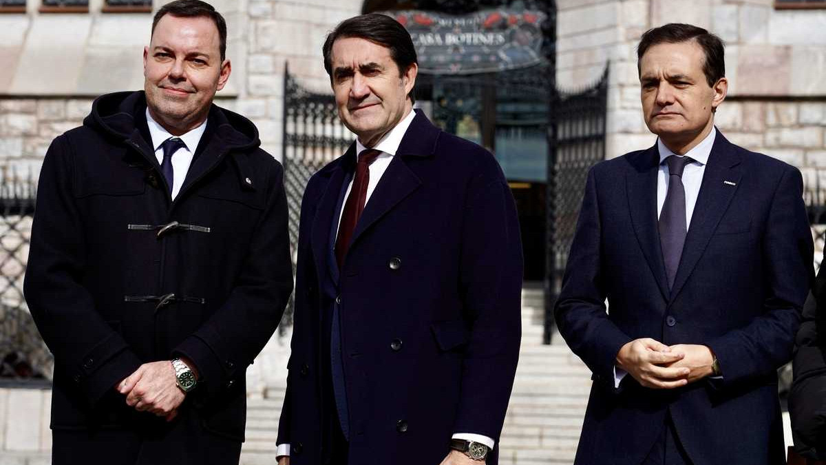 Imagen: El consejero de Medio Ambiente, Vivienda y Ordenación del Territorio, Juan Carlos Suárez-Quiñones, visita el Museo Casa Botines Gaudí, junto al director general de la Fundación Obra Social de Castilla y León, Jose María Viejo