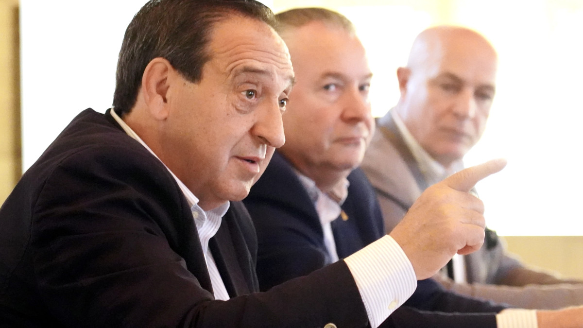 Imagen: El presidente nacional de la Asociación de Jóvenes Agricultores, Pedro Barato, atiende a los medios de comunicación con motivo de la reunión en León del Comité Ejecutivo Nacional de la organización. Estará acompañado del presidente autonómico, Donaciano Dujo, y el provincial, Arsenio García/ Campillo
