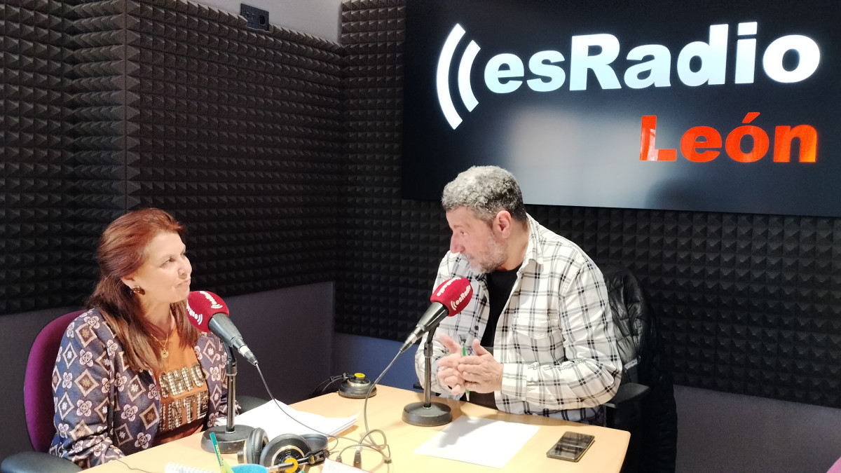 Imagen:  Rosa Luz Arias, asesora fiscal de la Asesoría Joaquín Charro, durante la entrevista en el programa Manos Arriba de EsRadio León