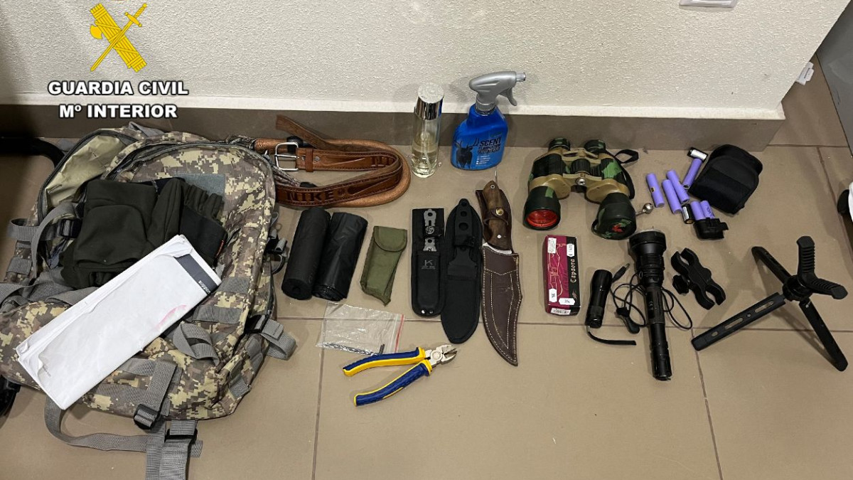 Imagen: Parte del material incautado en el operativo policial. 