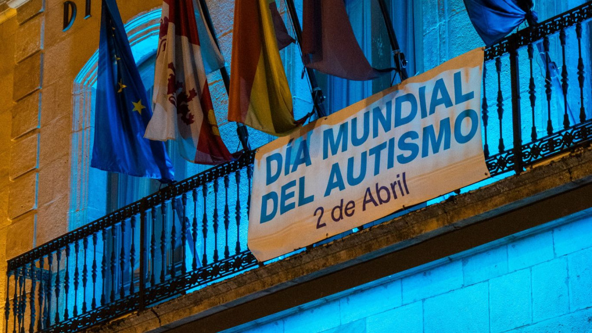 Imagen: La fachada de la Diputación de Soria se ha iluminado de azul con motivo del Día Mundial del Autismo. 