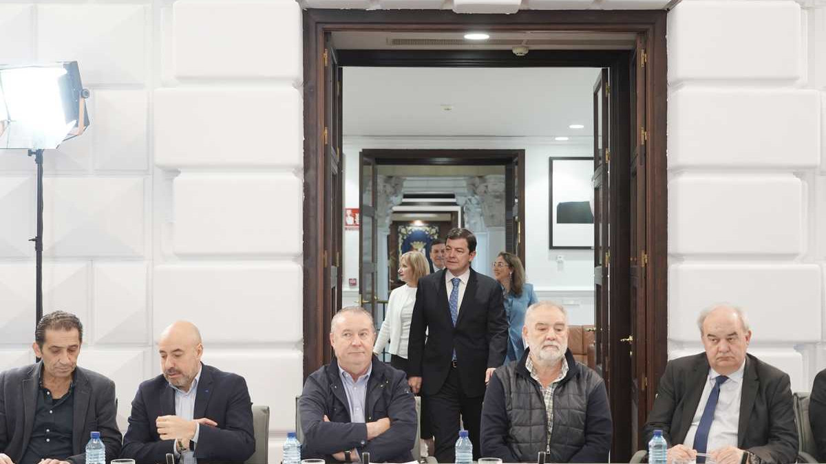 Imagen: ICAL. Reunión entre representantes de la Junta, sindicatos, patronal y sectores afectados por los aranceles de Donald Trump.