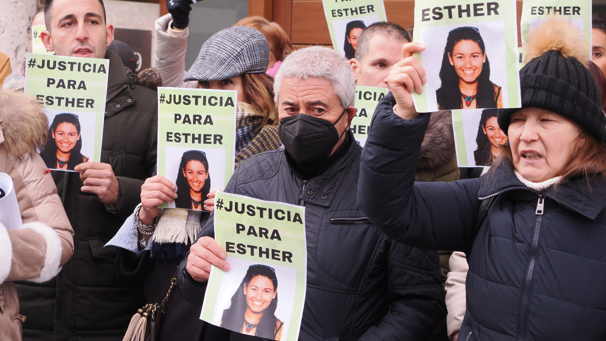 Imagen: ICAL. Familiares de Esther López en las puertas del juzgado de Valladolid.
