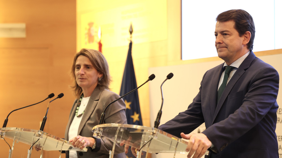 Imagen: ICAL | Juan Lázaro - El presidente de la Junta de Castilla y León, Alfonso Fernández Mañueco, mantiene un encuentro con la vicepresidenta tercera del Gobierno y ministra para la Transición Ecológica y el Reto Demográfico, Teresa Ribera. 