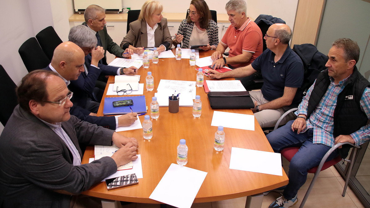 Imagen: Las consejeras de Industria y de Agricultura se reúnen con el comité de empresa de Azucarera de La Bañeza