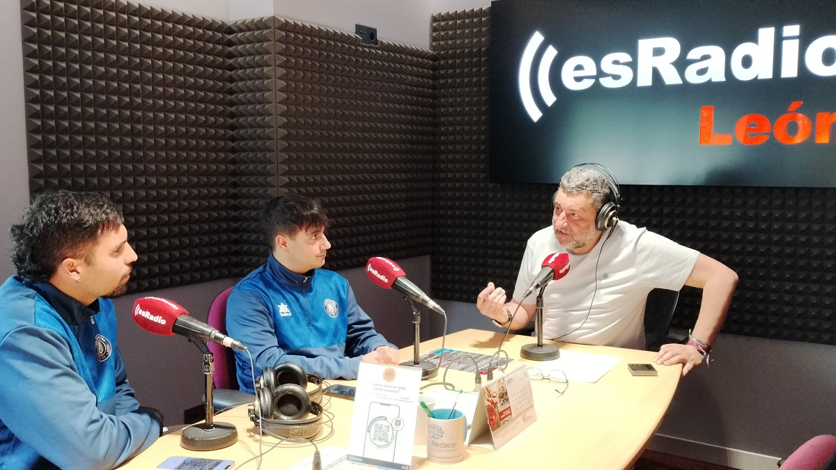 Imagen: Alexander González y Roi Pérez durante la entrevista en el programa Manos Arriba de EsRadio León