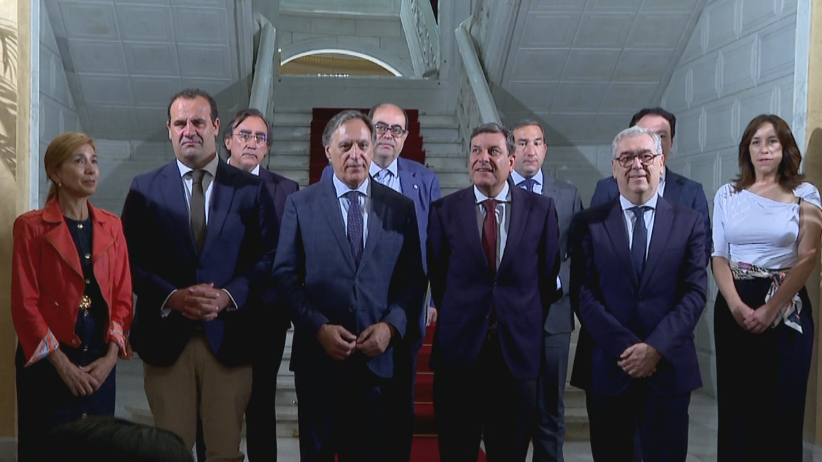 Imagen: Los representantes de las diferentes Instituciones tras la reunión.