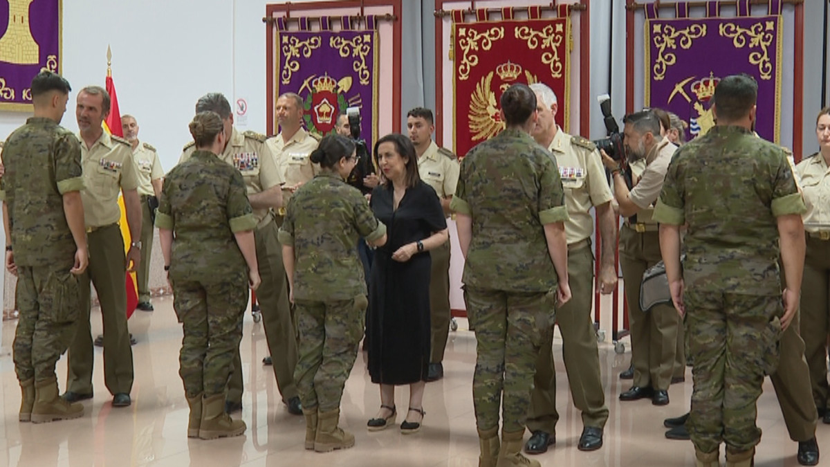 Imagen: La Ministra, Margarita Robles, durante la imposición de las condecoraciones