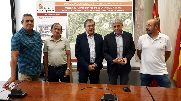 Imagen: El director general de Carreteras e Infraestructuras, Jesús Puerta, presenta las obras de la carretera LE-213
