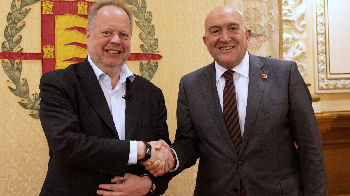 Imagen: Ayto. Valladolid. Imagen de archivo del alcalde de Valladolid, Jesús Julio Carnero, con Andy Palmer de Inobat.