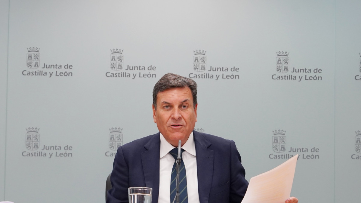 Imagen: El portavoz de la Junta y consejero de Economía y Hacienda, Carlos Fernández Carriedo, comparece tras la reunión del Consejo de Gobierno.