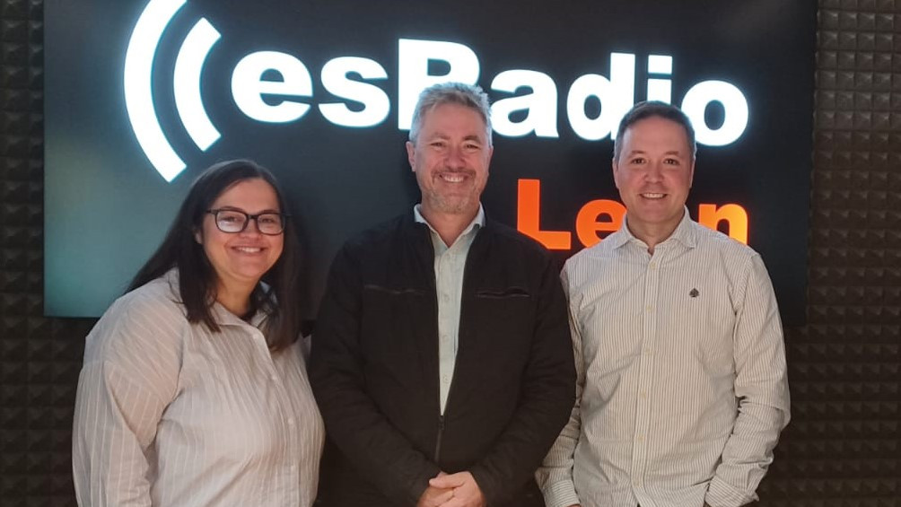 Imagen: Joaquín Ramírez, Fundador de Tecnosylva (centro) Leticia López y Arturo Martínez Es Radio León  (a los lados)