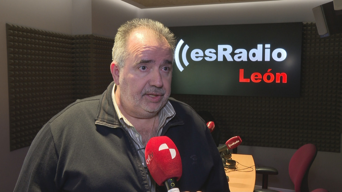 Imagen: El presidente de la ACAIP, José Ramón López, en el estudio de EsRadio León