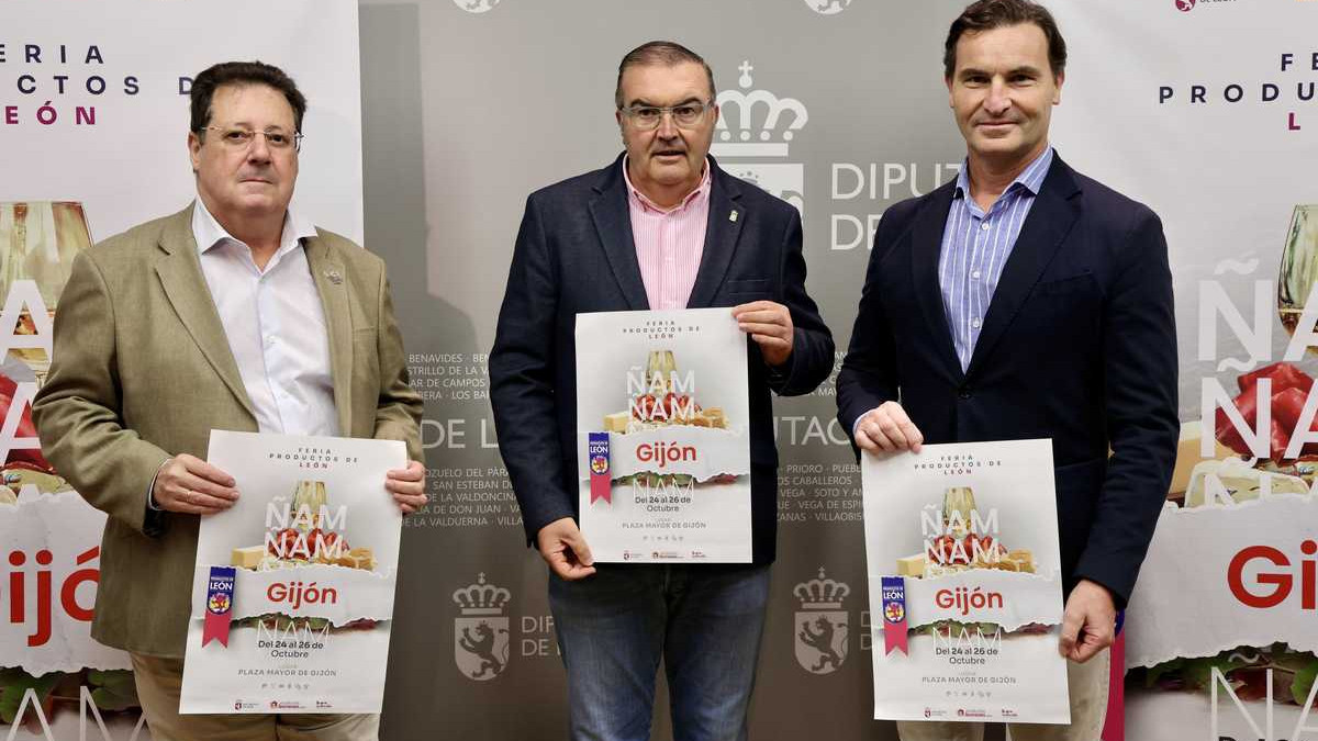 Imagen: El vicepresidente de la Diputación de León, Roberto Aller, presenta la Feria de los Productos de León en Gijón en las fiestas patronales de la Casa de León en Asturias, acompañado por su presidente, José María Chimeno, y el concejal de Relaciones Institucionales del Ayuntamiento de Gijón, Jorge González
